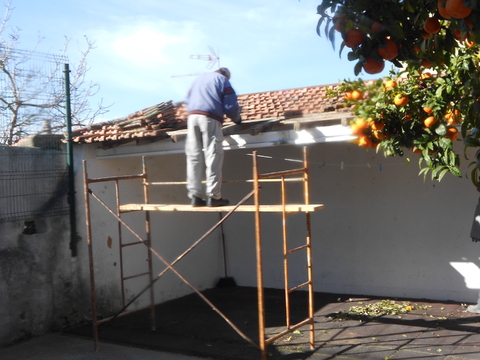 Substituição das vigas e das telhas do alpendre do espaço exterior